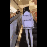 商场扶梯邂逅：水手服少女与神秘男子的秘密