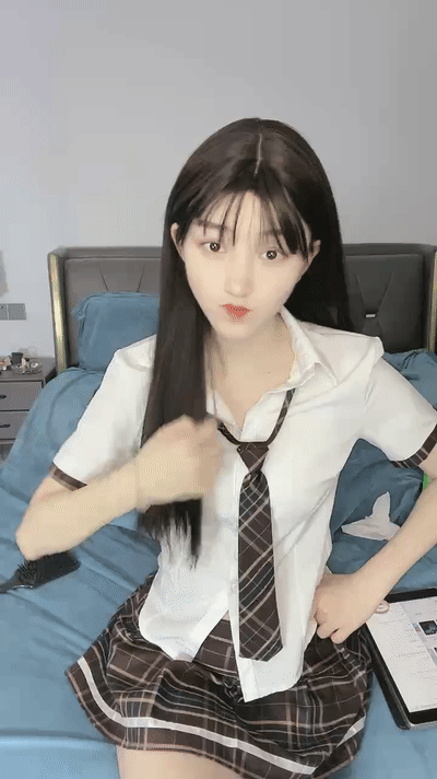清纯校花私房写真：制服诱惑，少女的秘密花园