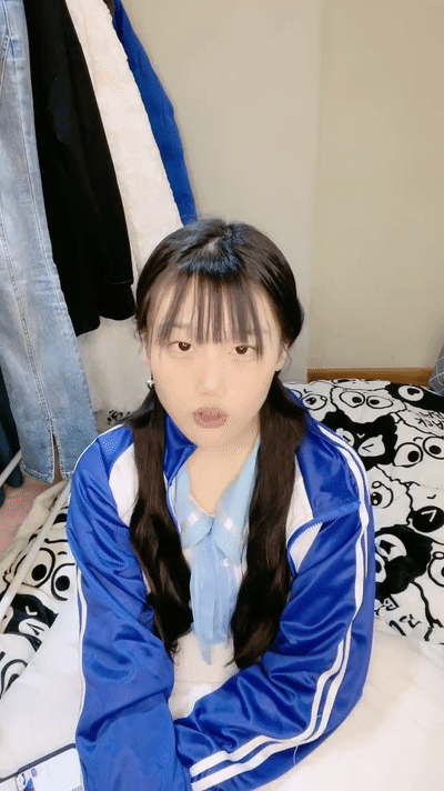 少女的诱惑：蓝色运动服下的秘密