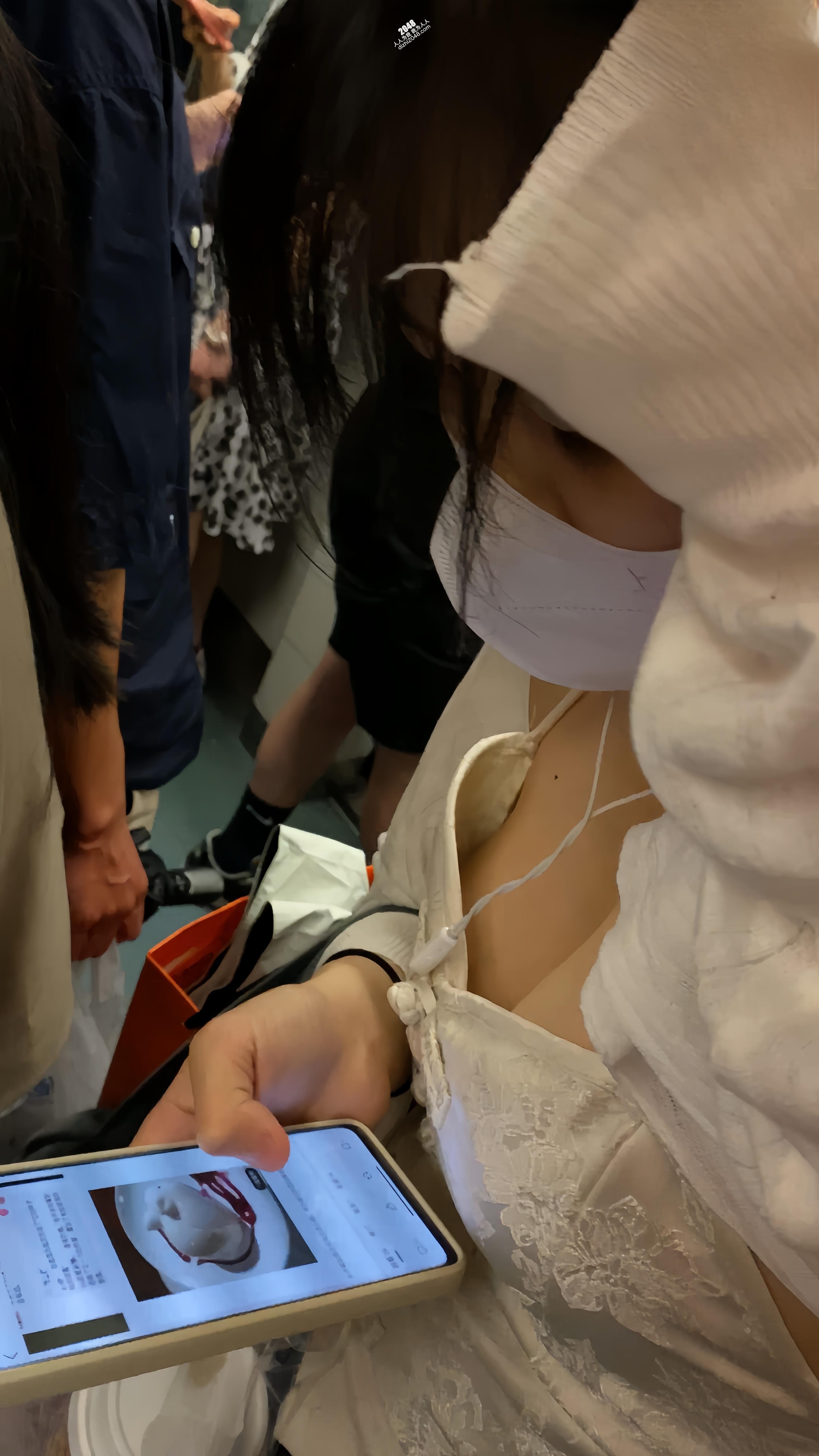 地铁偷拍分享】长相清纯的妹子露出半个白馒头| 聚友客栈- 人人为我论坛