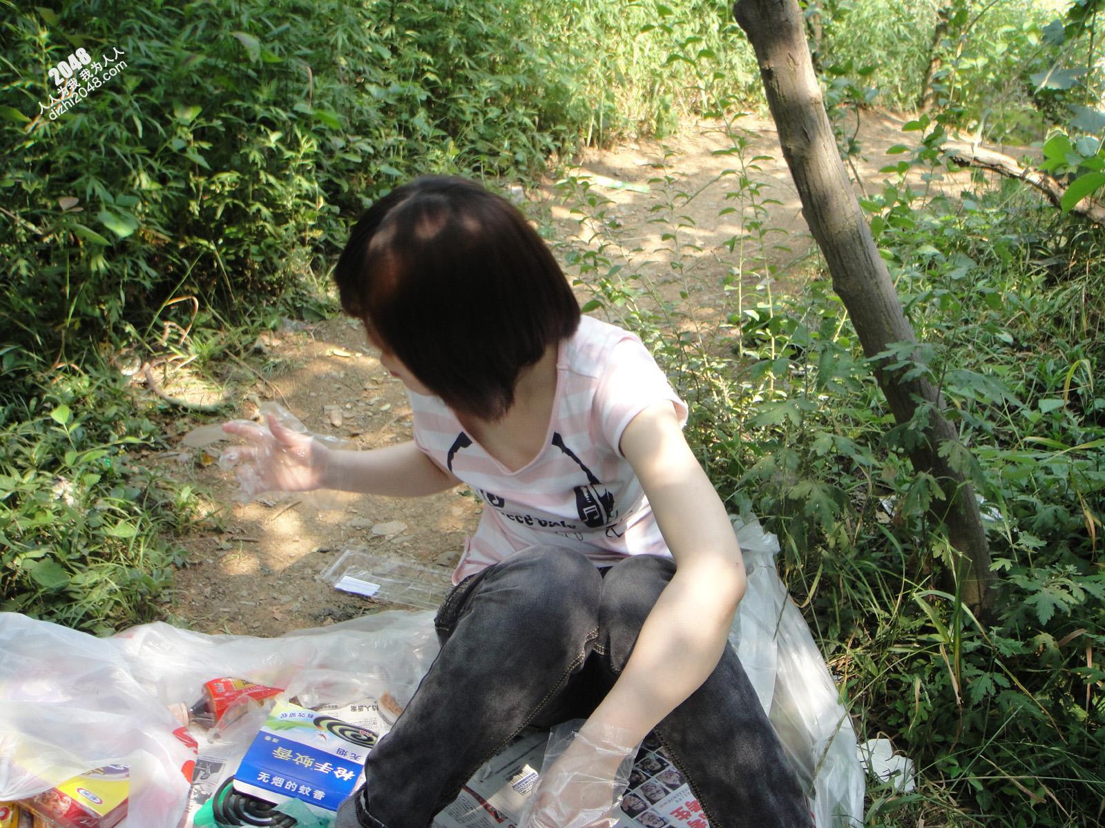 荒山野地来一炮【30P】