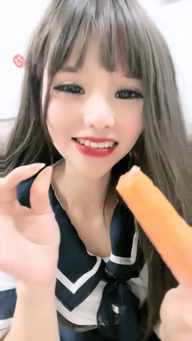 Uniform temptation! The secret game between a pure girl and a carrot is moist and tempting, making people imagine!