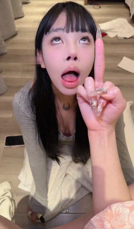 05年清纯甜妹母狗 真人绿帽红绿灯 双女奴母狗舌吻口舌 G奶乳交美足【23P】