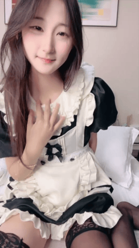 青春靓丽白嫩小学妹多人大乱斗无套骑乘后入叠穴[24P]