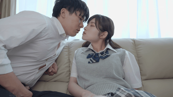 EBWH-285 看似文静内敛的女同学，和她交往之后才发现原来是个性欲超强的做爱狂【28P】